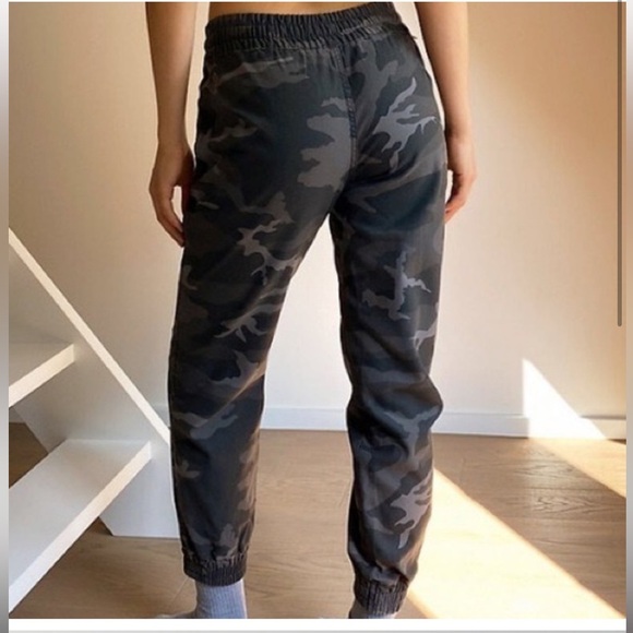 Aritzia TNA Alice Camo Cargo Jogger Pant XXS - Picture 3 of 12